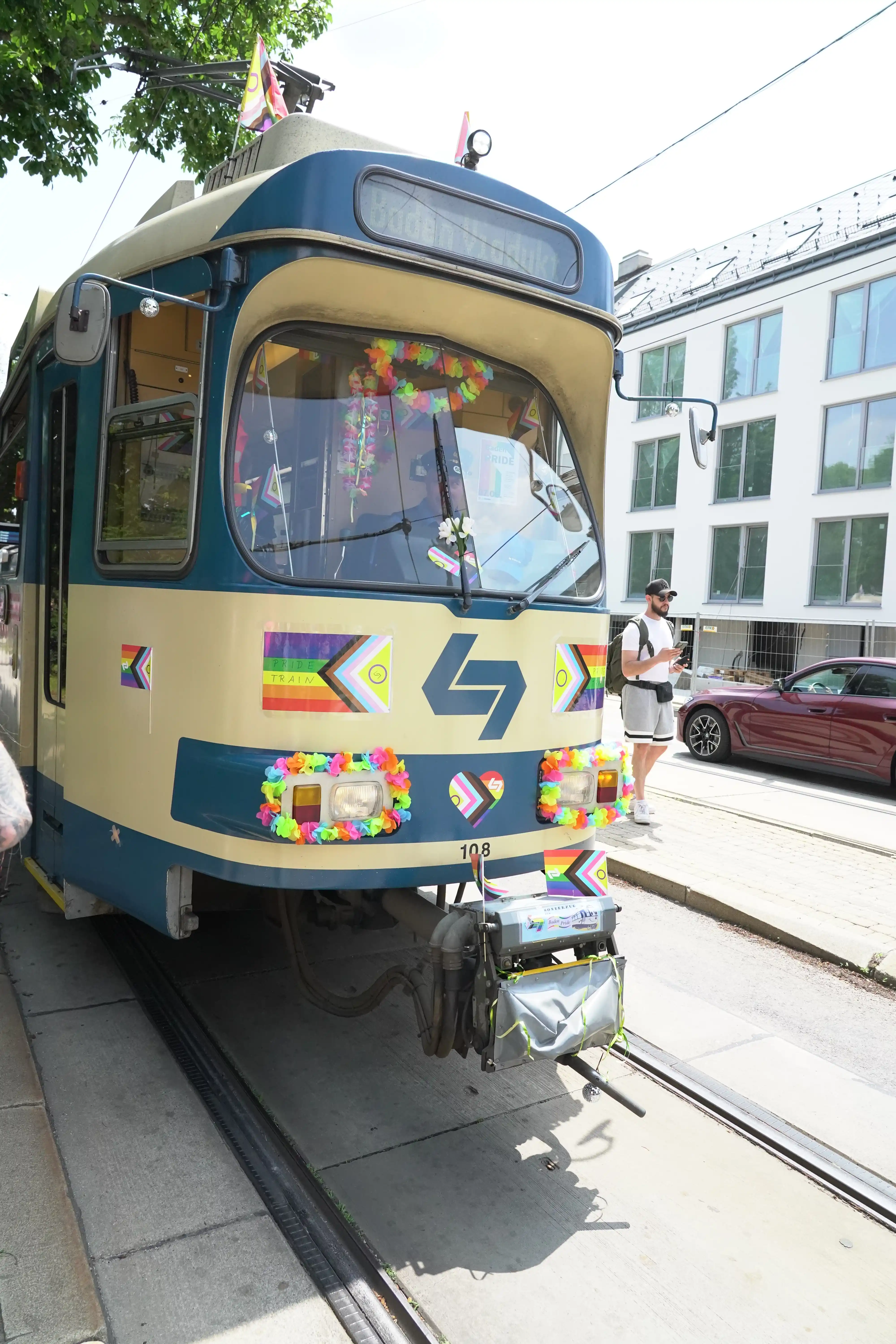 So bunt kann die Badner Bahn sein.