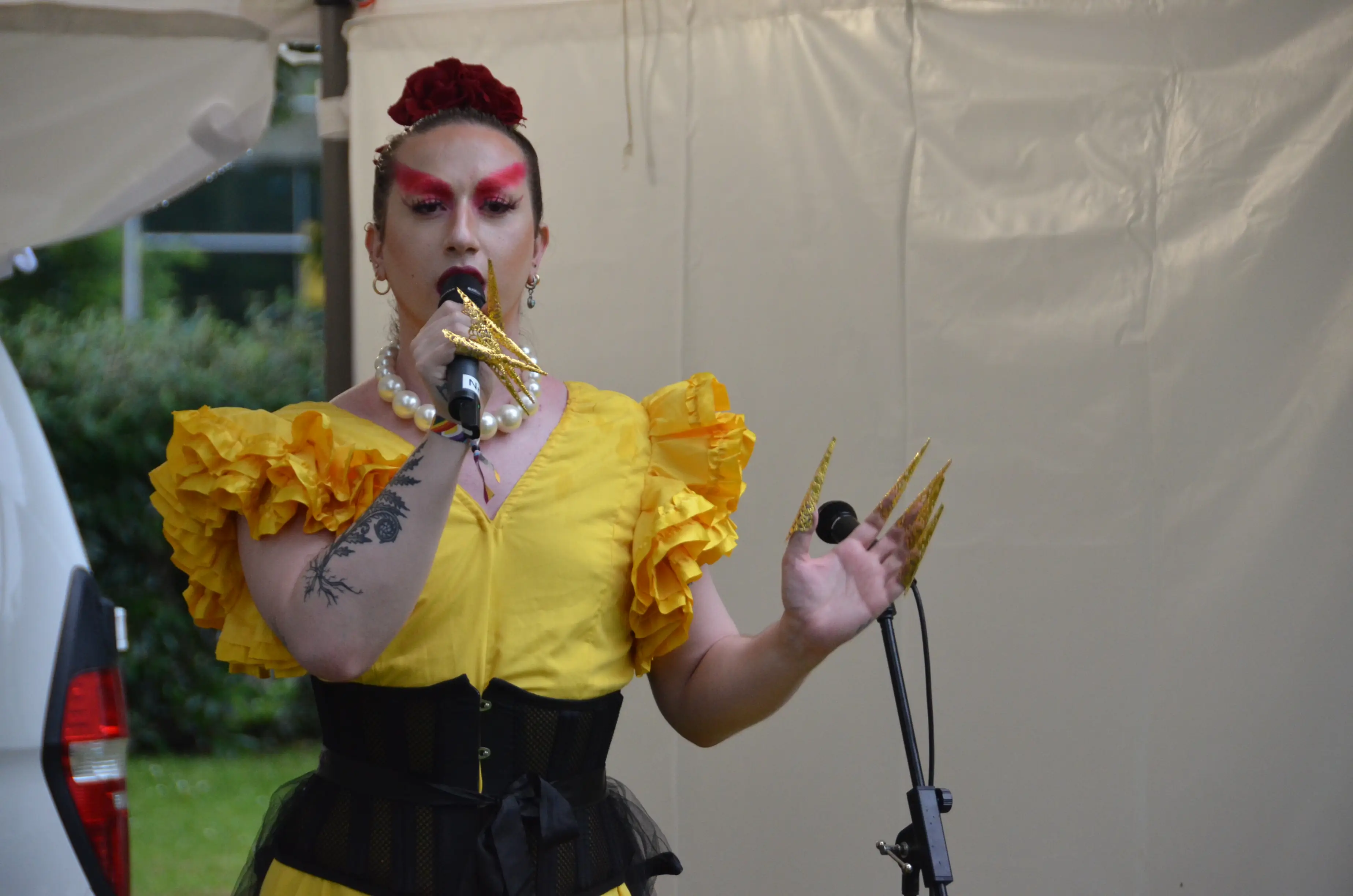 Auch Frau Blau performt auf der Baden Pride.