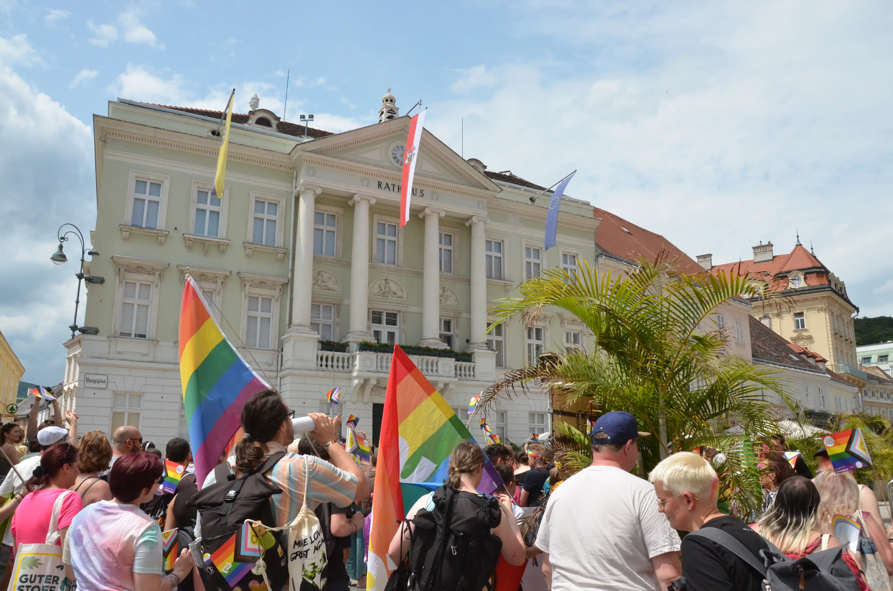 Meer an Flaggen vor dem Rathaus.