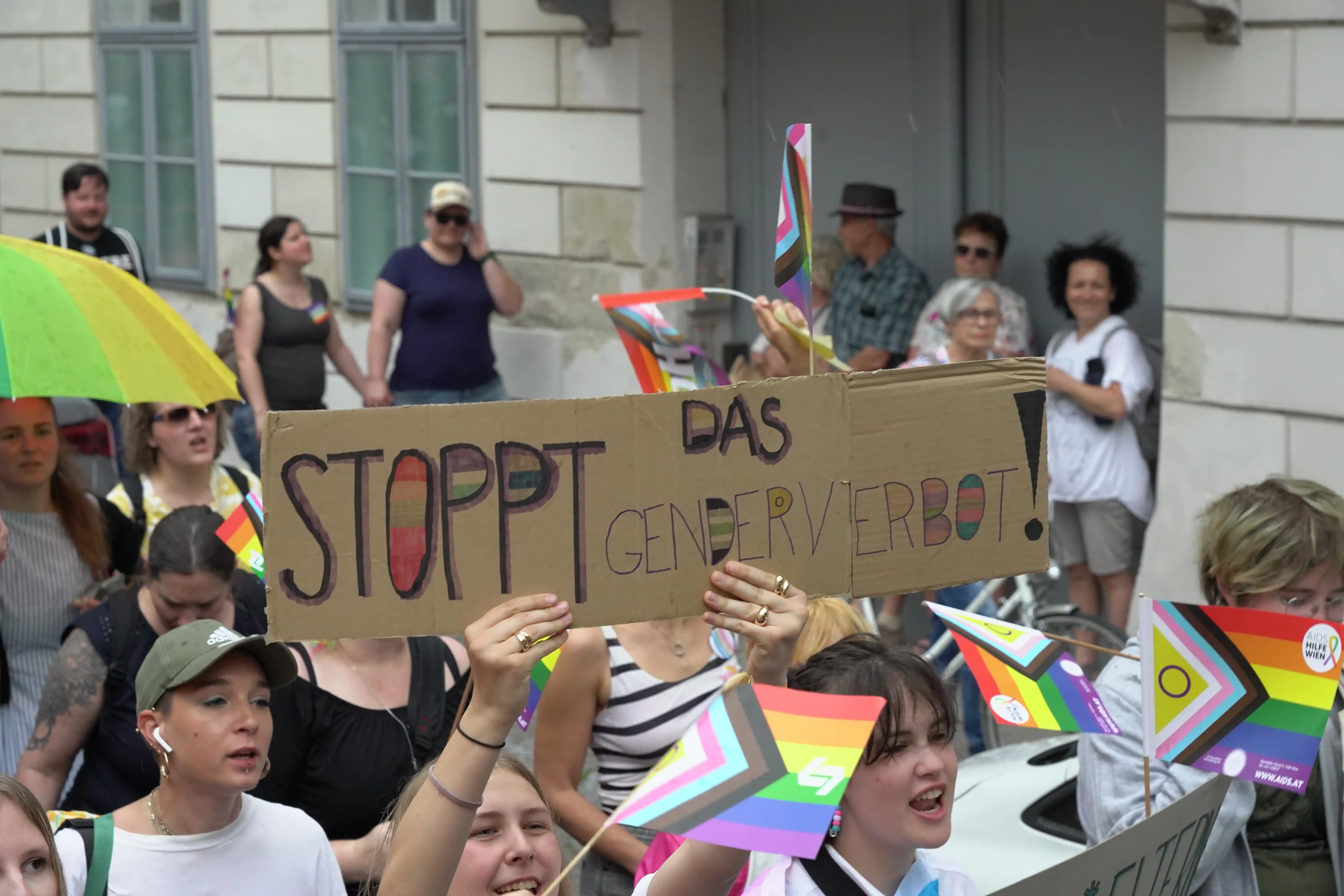 Demoschild: Stoppt das Genderverbot!