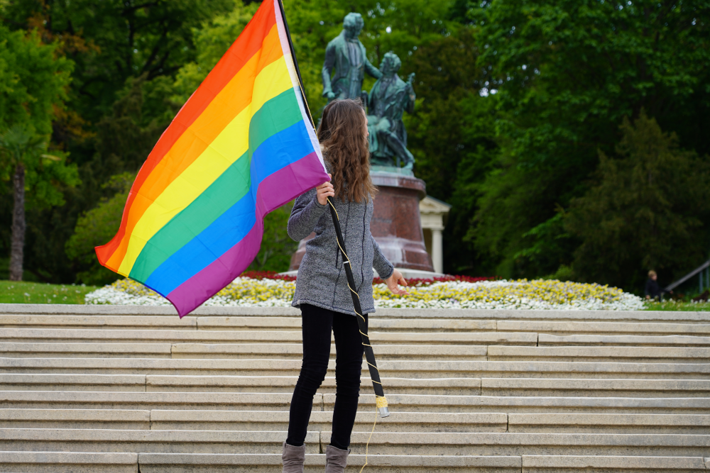 Person mit Regenbogen Flagge